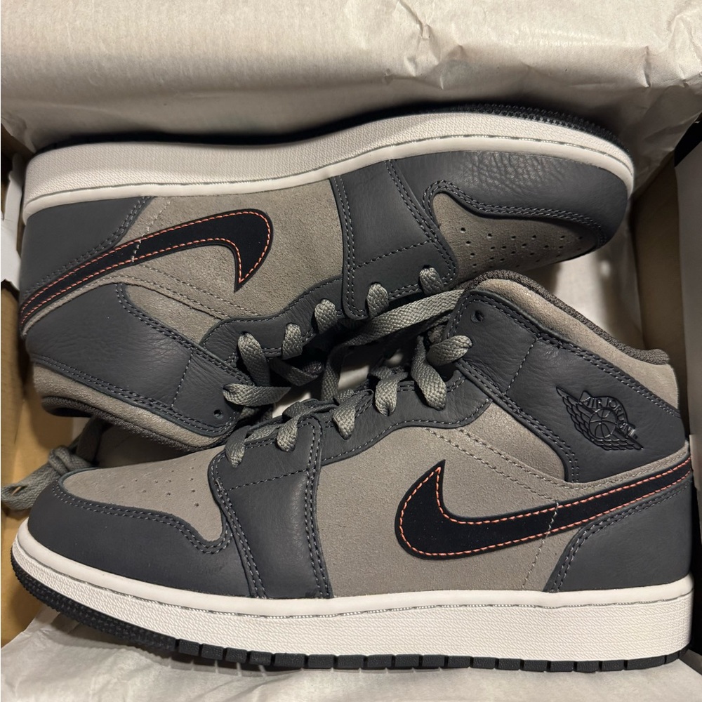Nike Air Jordan 1 Mid SE Night Stadium Boys Mid Top Sneakers